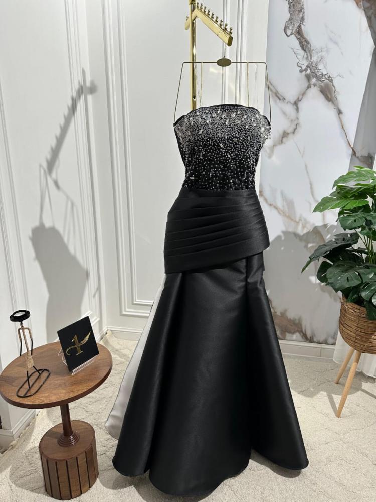 فستان ميكادو مع شقوق الصدر