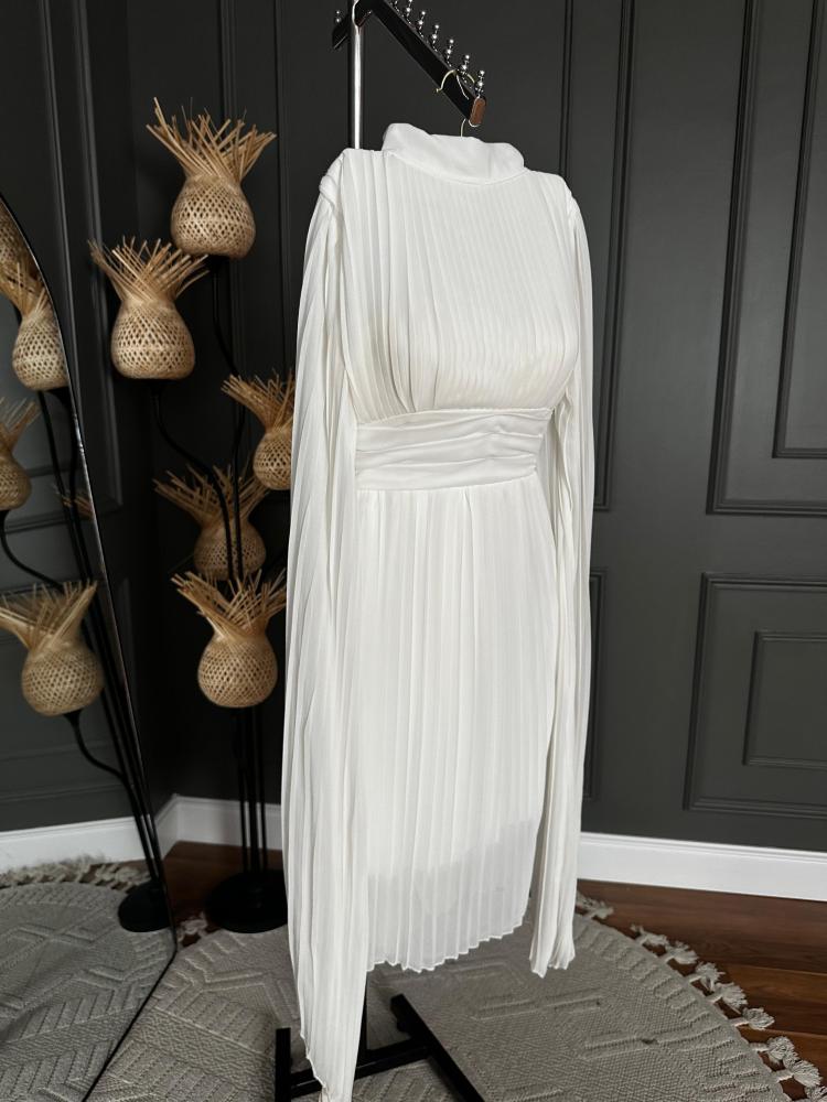 فستان شيفون ممزق ومطوي