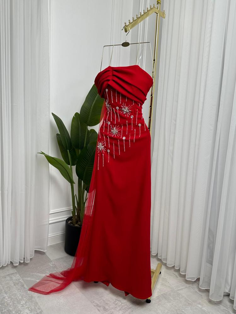 فستان باربي مطرز يدويًا وذيل من التول