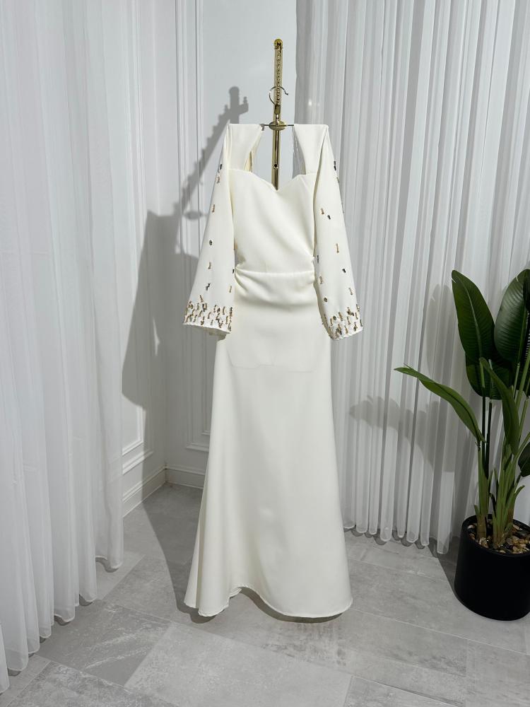 فستان باربي المطرز بالقناع