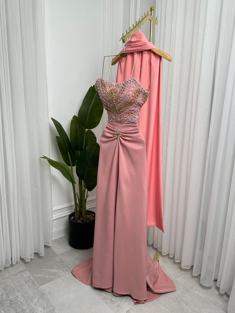 فستان باربي وتطريز يدوي