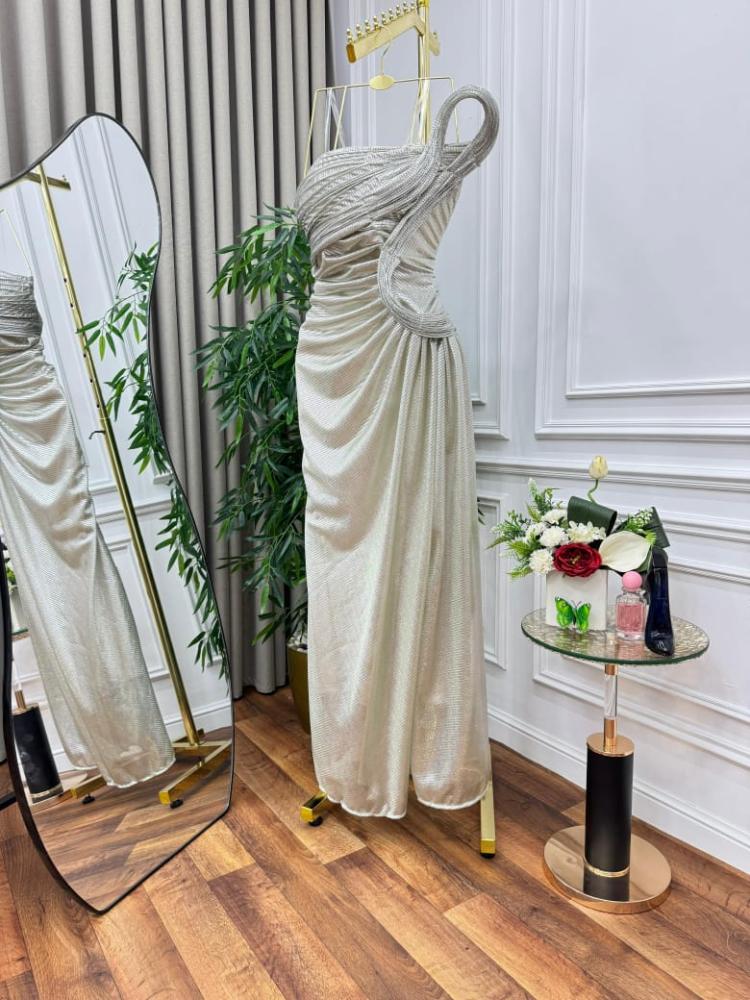 فستان سهرة مقنع