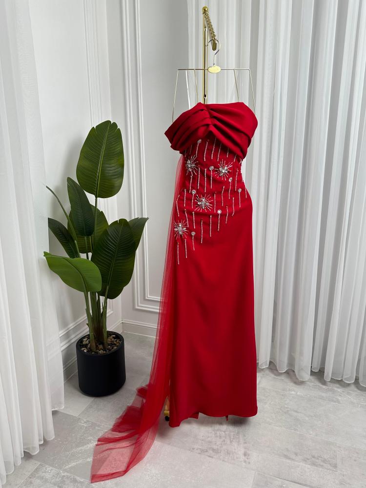 فستان باربي مطرز يدويًا وذيل من التول