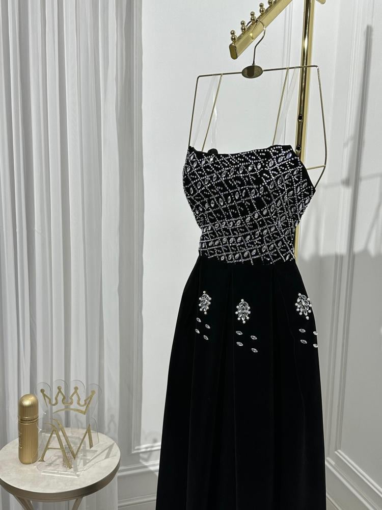 فستان جوخ مع تطريز على الصدر