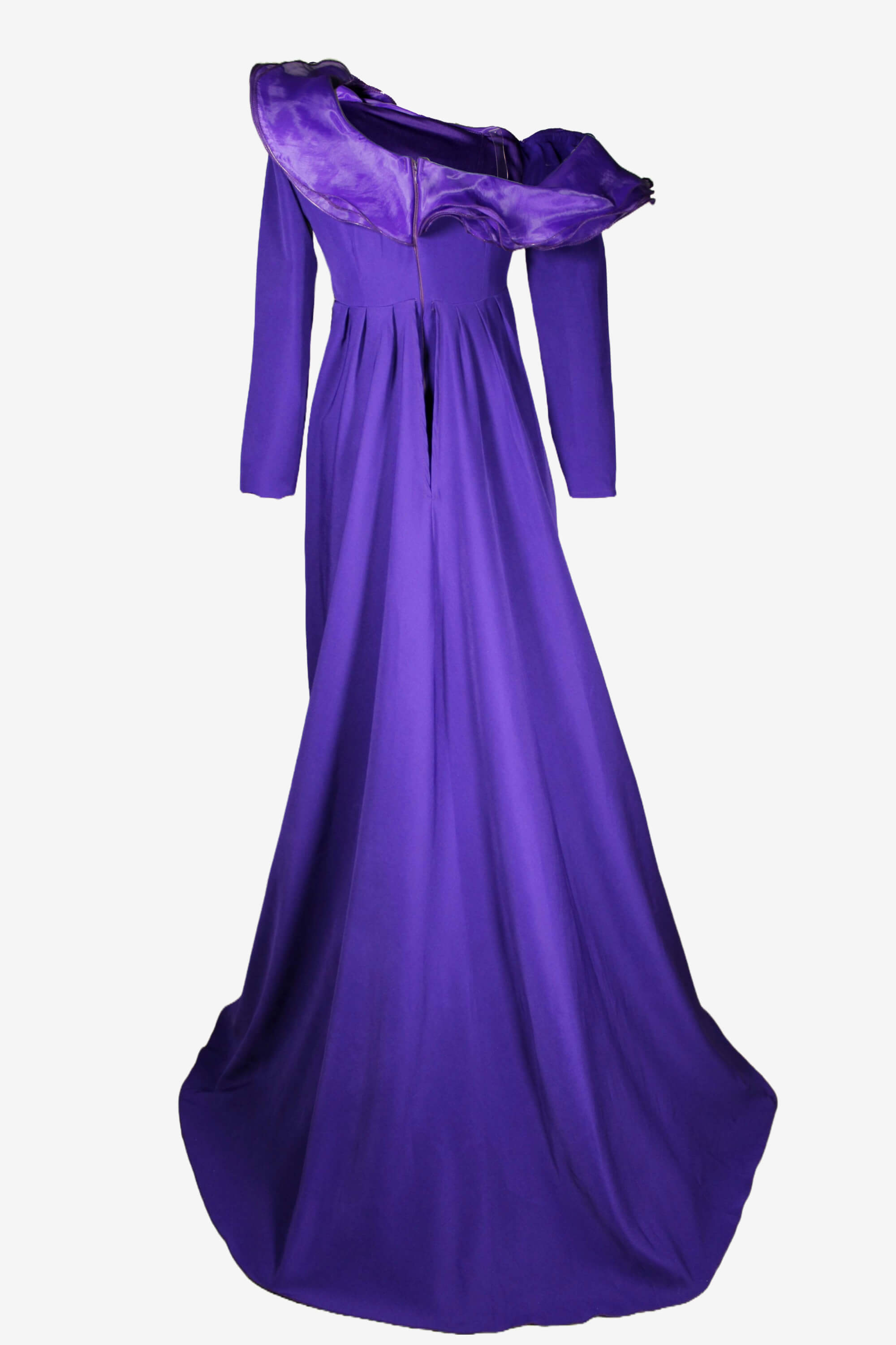 فستان طويل مع كشكشة على الكتفين