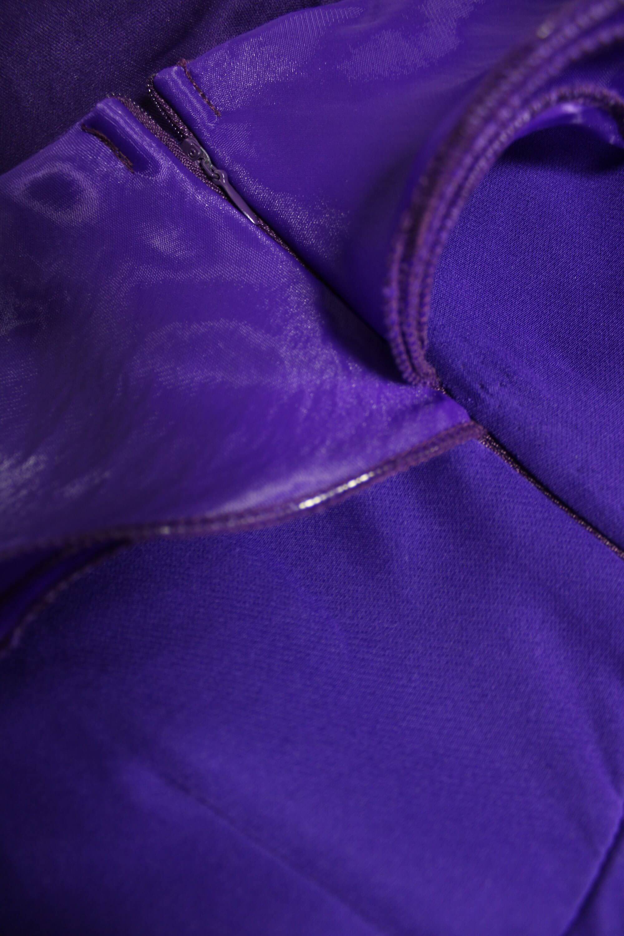 فستان طويل مع كشكشة على الكتفين