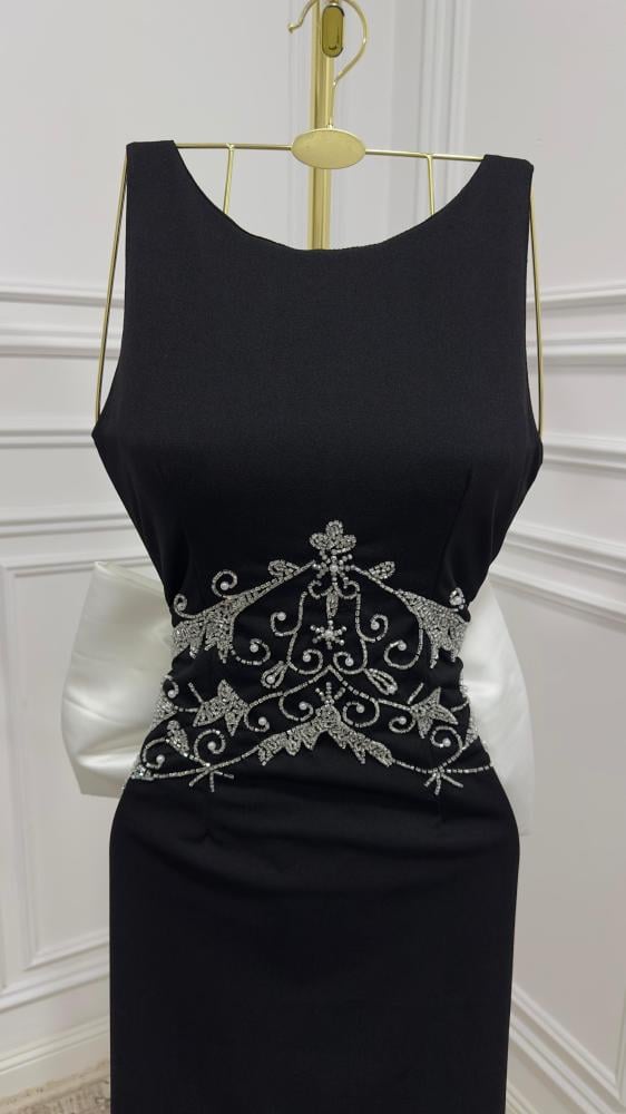 فستان كريب مطرز بذيل ميكادو