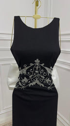 فستان كريب مطرز بذيل ميكادو