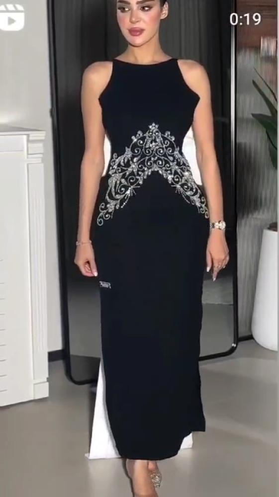 فستان كريب مطرز بذيل ميكادو