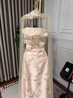 فستان عبارة عن خيط وزهرة