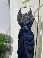 فستان من التفتا المطرز على التل