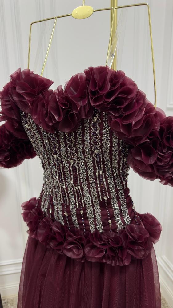 فستان طويل مقطوع بالليزر