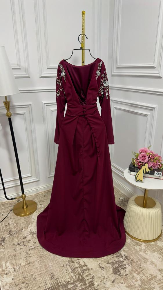 فستان باربي مطرز على الكتف