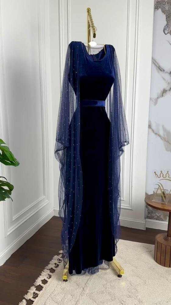 فستان مخملي بأكمام من التول