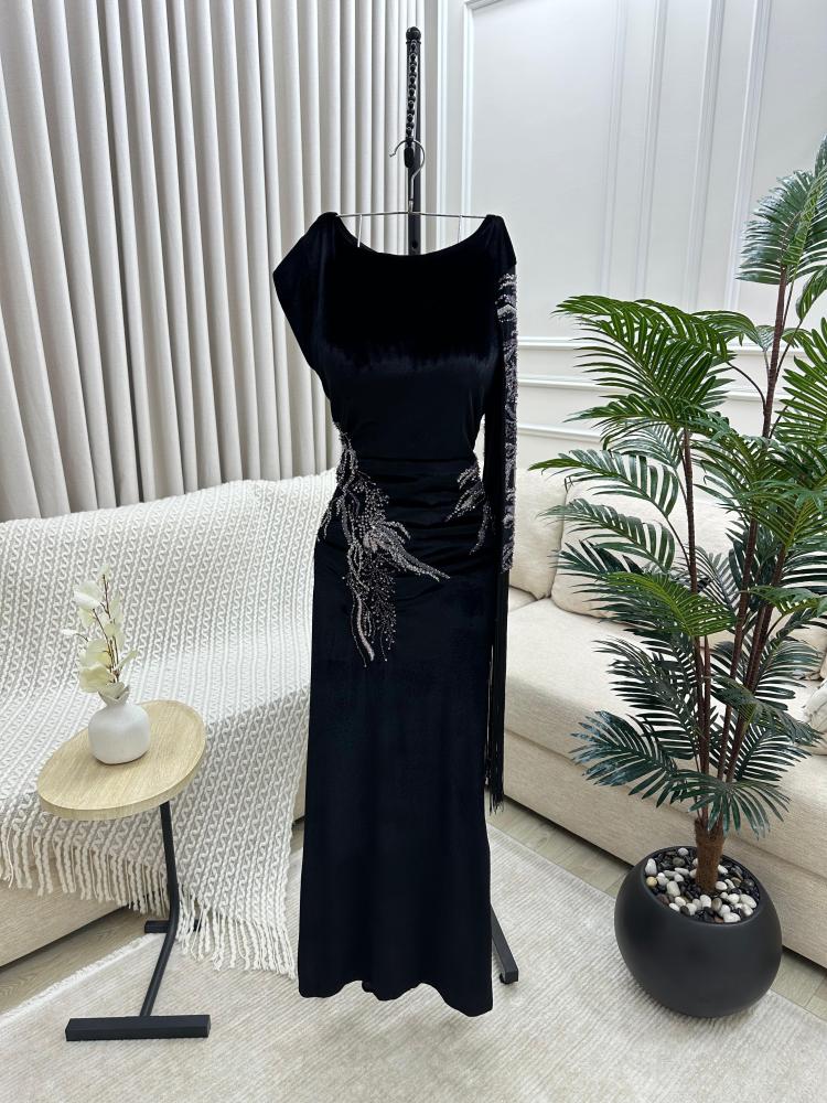 فستان مخملي + تطريز بالخرز