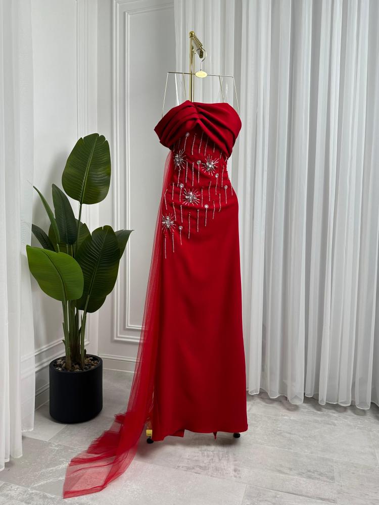 فستان باربي مطرز يدويًا وذيل من التول