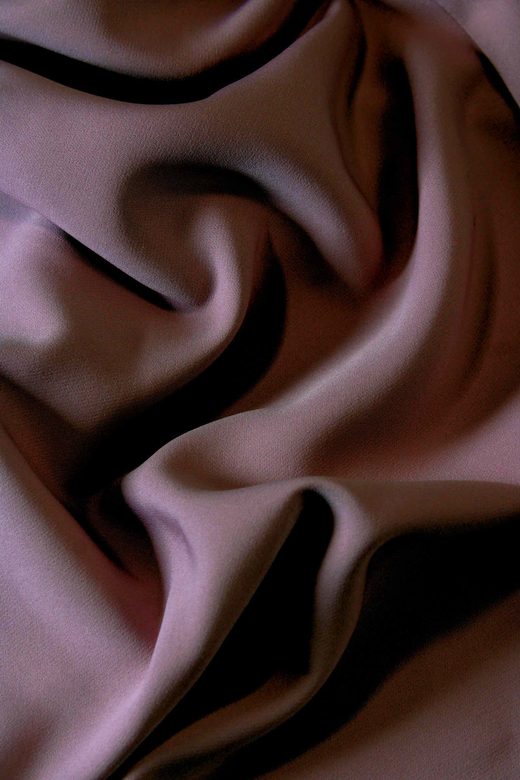 فستان مزين بتطريزات براقة