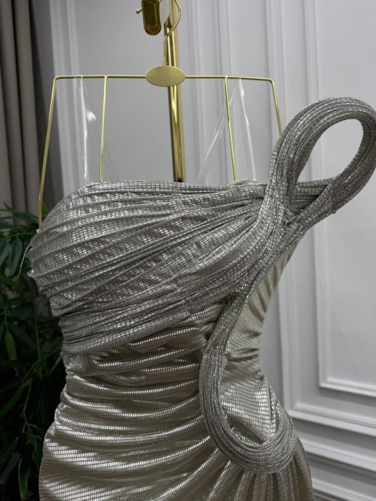 فستان سهرة مقنع