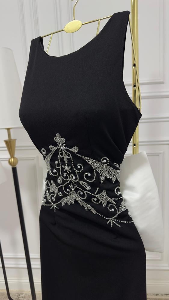 فستان كريب مطرز بذيل ميكادو