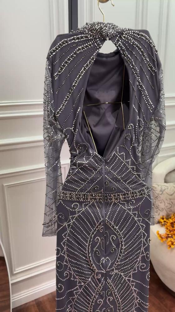 فستان من التول وفصوص الزركون