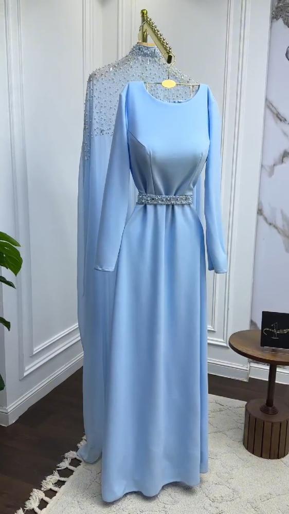 فستان من الكريب المرن والشيفون المطرز