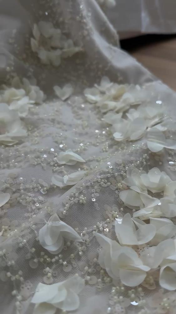 فستان باربي الخامة وتكلفة الوردة البارزة