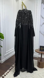 فستان من الكريب المرن والشيفون المطرز