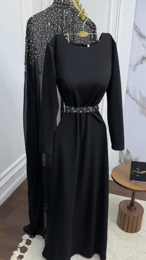 فستان من الكريب المرن والشيفون المطرز