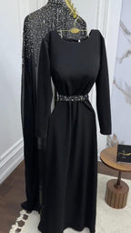 فستان من الكريب المرن والشيفون المطرز