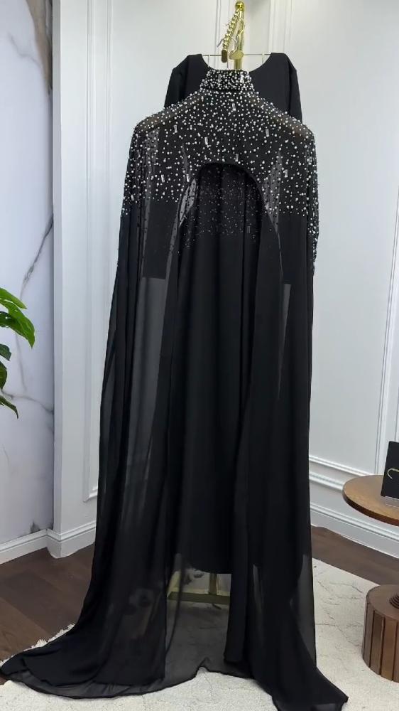 فستان من الكريب المرن والشيفون المطرز