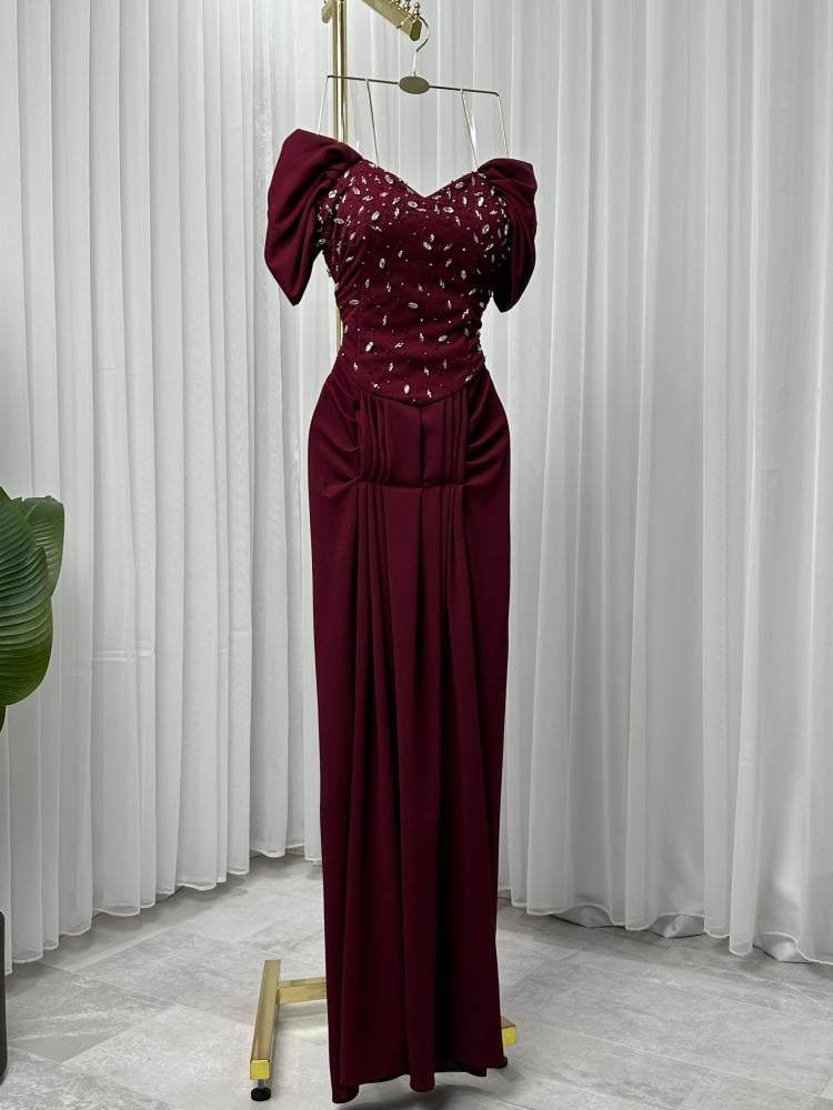 فستان ساتان مطرز على الصدر