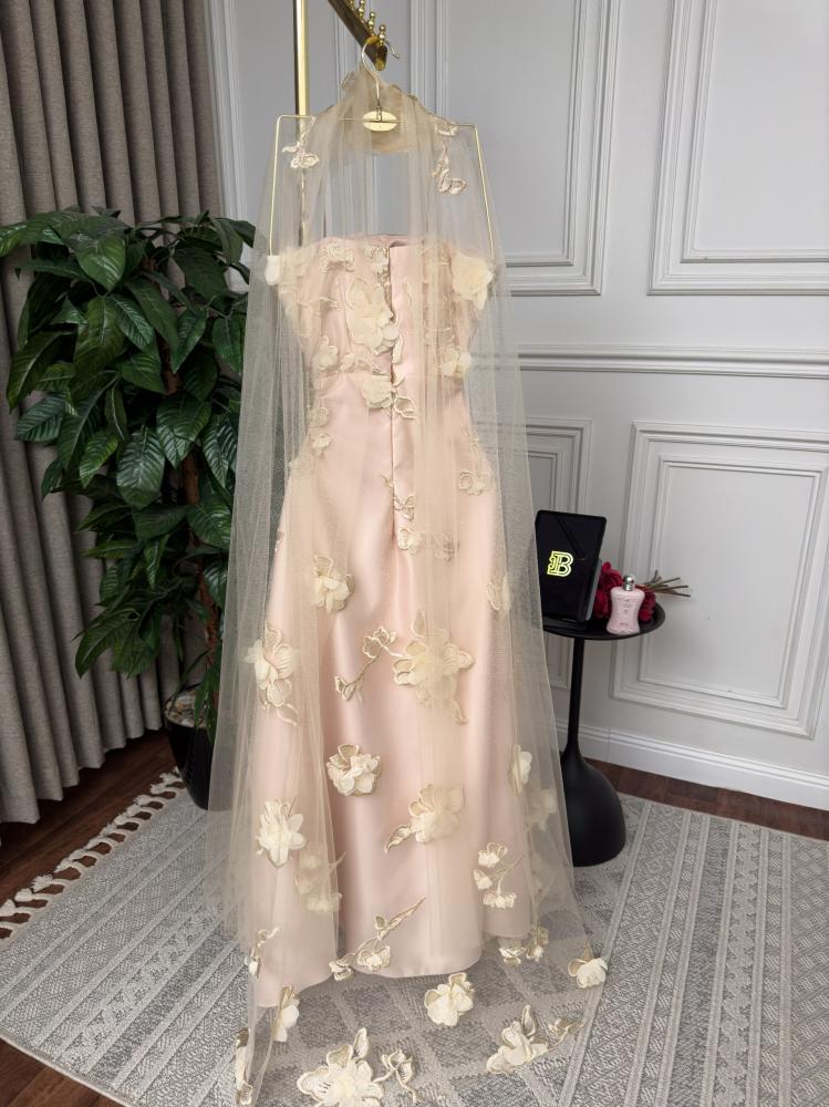 فستان عبارة عن خيط وزهرة