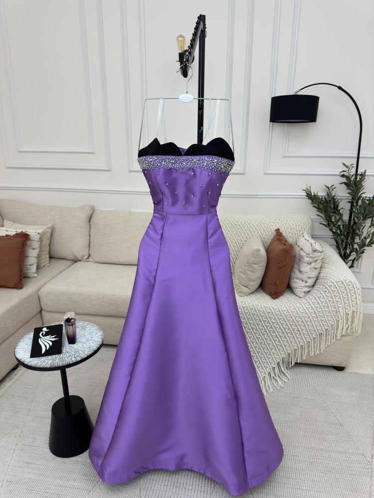 فستان ميكادو مطرز يدويًا على الصدر