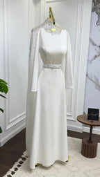 فستان من الكريب المرن والشيفون المطرز