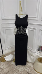 فستان كريب مطرز بذيل ميكادو