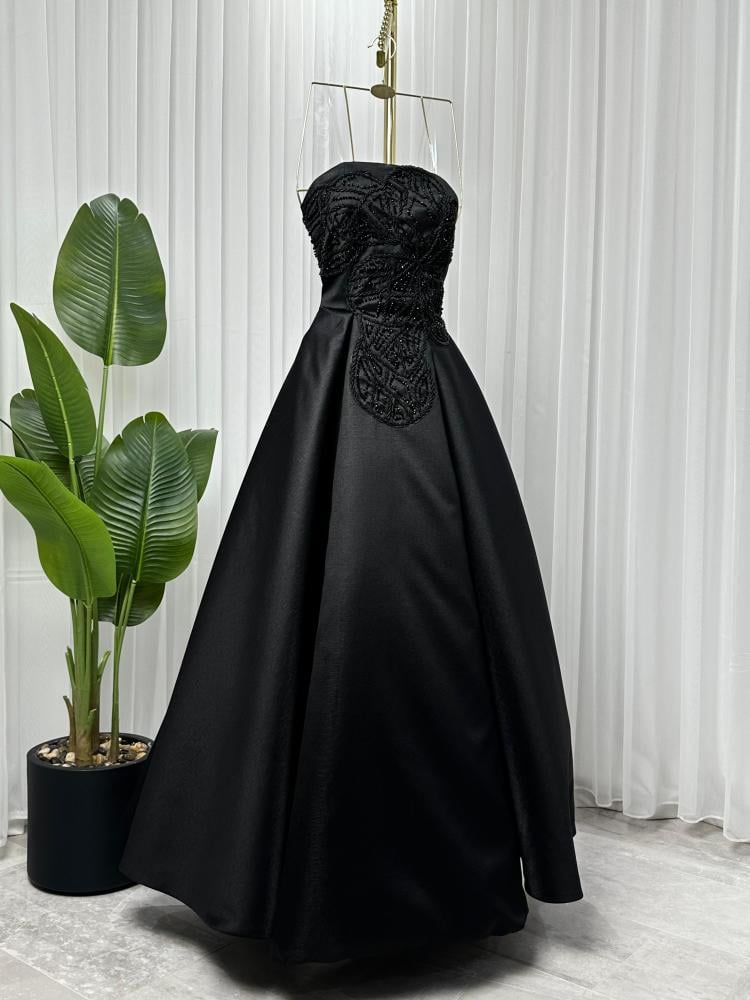 فستان مطرز بالخرز