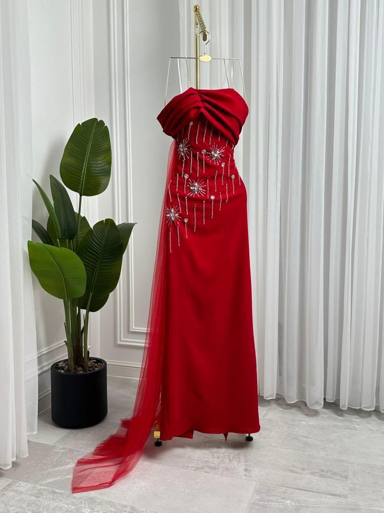 فستان باربي مطرز يدويًا وذيل من التول