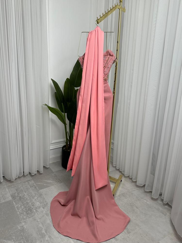 فستان باربي وتطريز يدوي