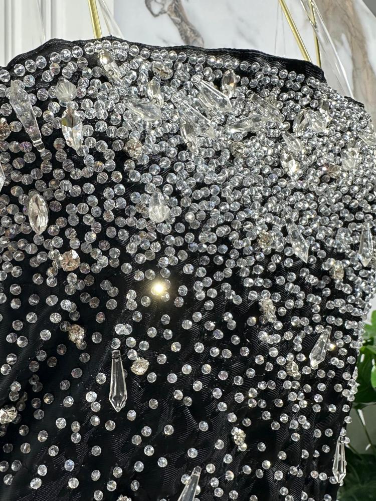 فستان ميكادو مع شقوق الصدر