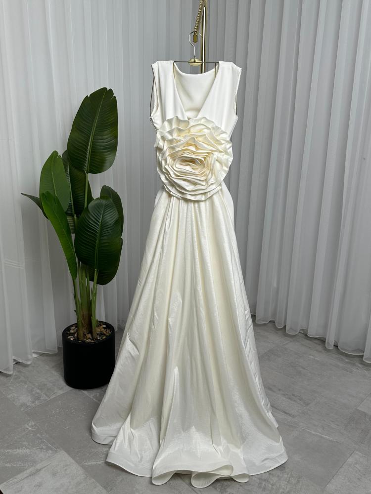 فستان أبيض عاجي