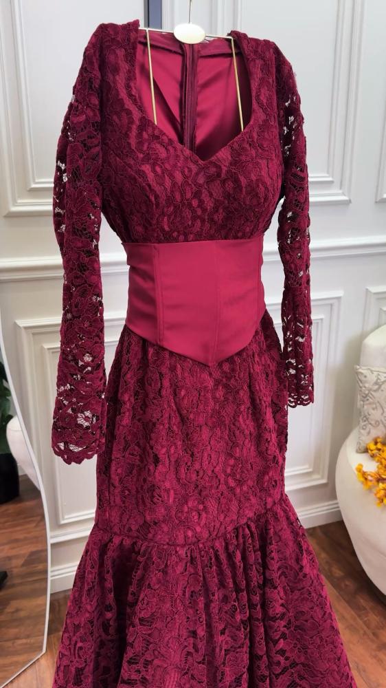 فستان من الدانتيل الفرنسي