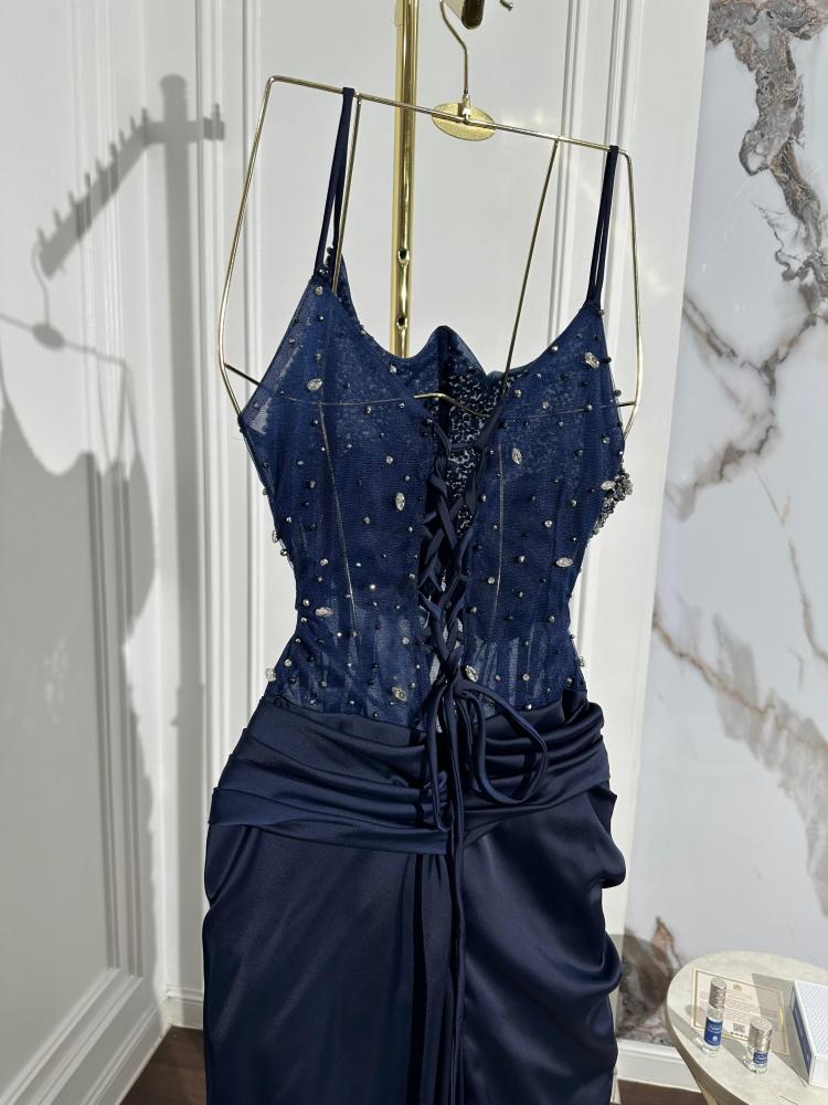 فستان من التفتا المطرز على التل