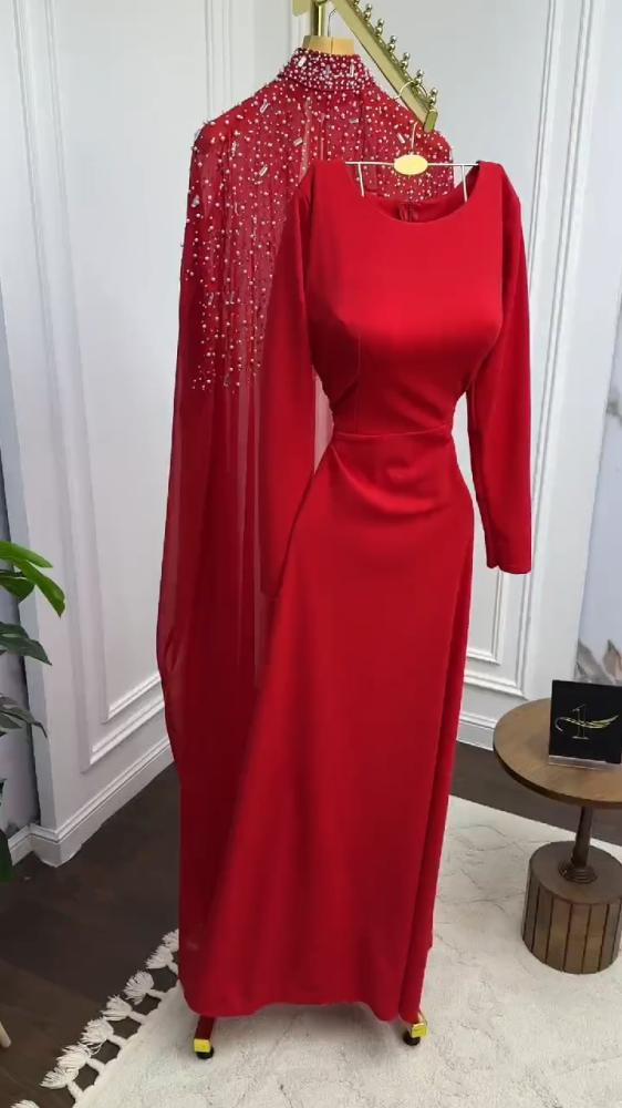 فستان من الكريب المرن والشيفون المطرز